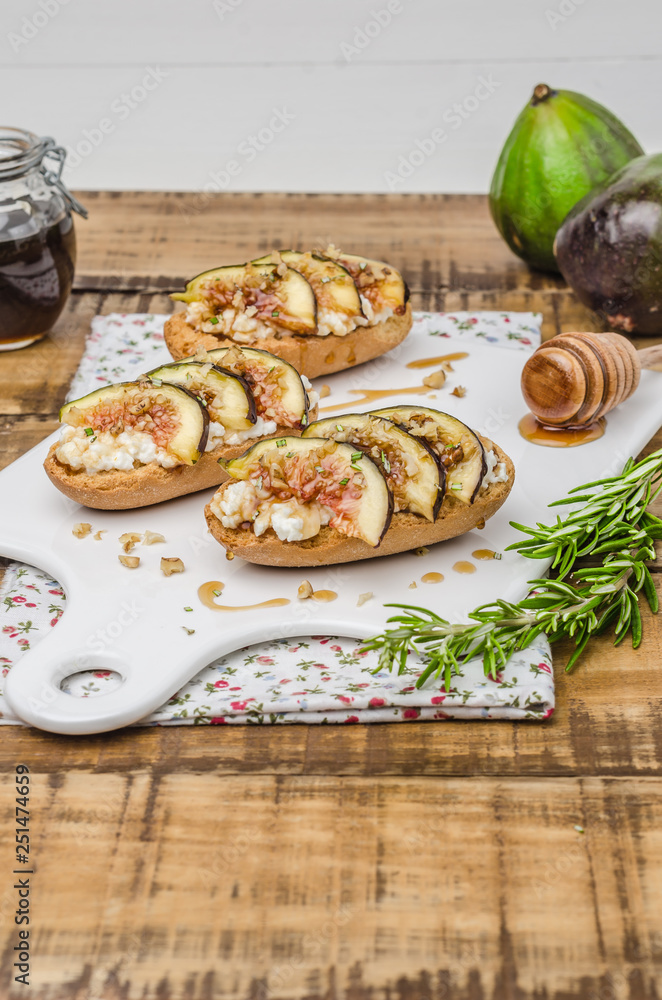 Swedish toasts with figs, cheese, rosemary, honey and walnuts Swedish toasts with figs, cheese, rosemary, honey and walnuts