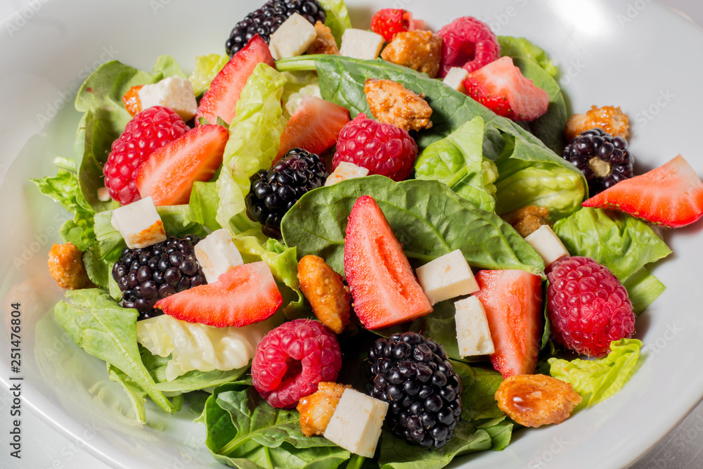 ensalada con fresas y zarzamora ensalada con fresas y zarzamora