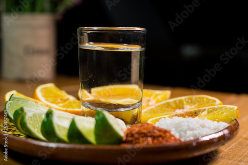 Obraz na płótnie Mezcal con sal, chile y limon