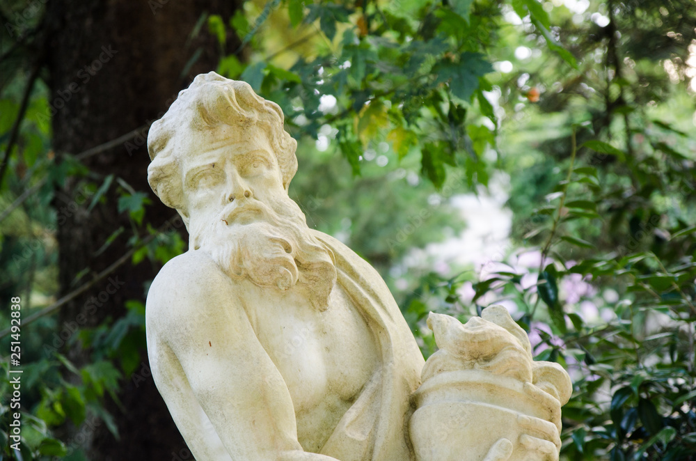 Obraz premium marble sculpture in the gardens of quinta da regaleira in sintra, portugal