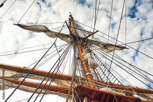 Slika na platnu mast of old sailing ship on the sky background