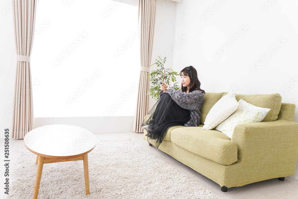 家でテレビを見る若い女性