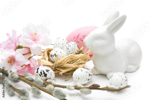 Wielkanoc jajka i ozdoby świąteczne na białym tle