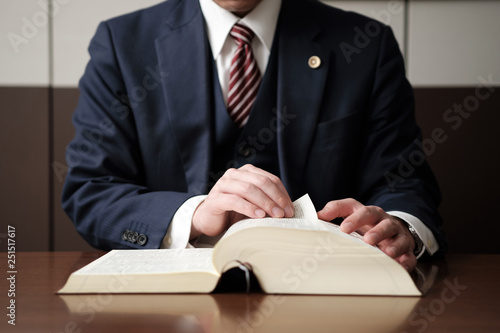 Foto 法律の勉強をする弁護士の手元