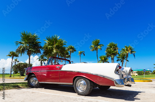 Amerikanischer rot weisser Cabriolet Oldtimer parkt in Varadero Cuba unter blauen Himmel - Serie Kuba Reportage