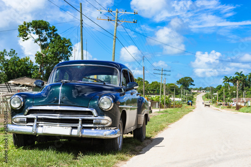 Amerikanischer Oldtimer parkt im Landesinneren am Strassenrand in der Provinz Santa Clara in Cuba - Serie Kuba Reportage © mabofoto@icloud.com