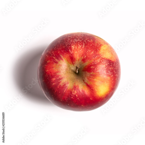 Jabłko w całości i kawałkach na białym tle