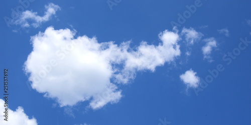 Wolkenhimmel im Sommer - Banner und Hintergrund