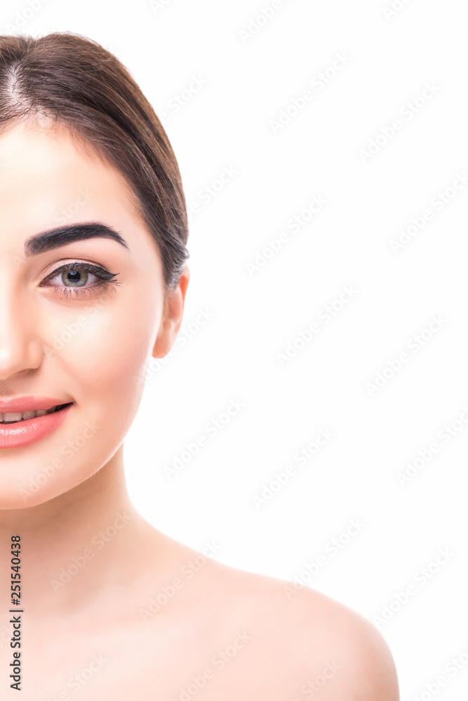 Fototapeta premium Bliska portret pięknej młodej kobiety twarzy. Na białym tle Portret modelki.