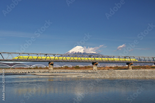 富士川鉄橋を走行する黄色い新幹線と富士山