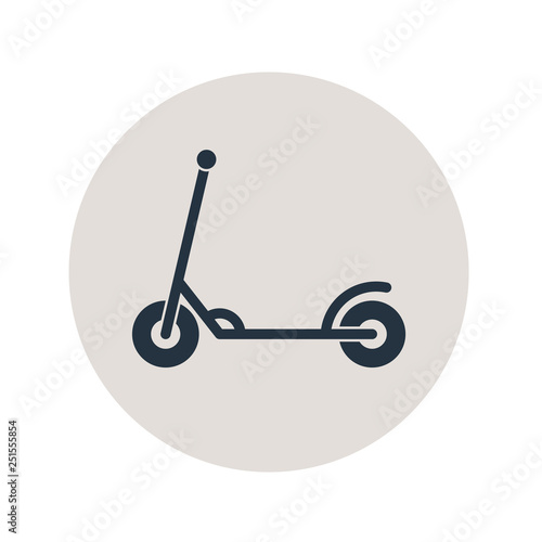 Icono plano patinete en círculo color gris