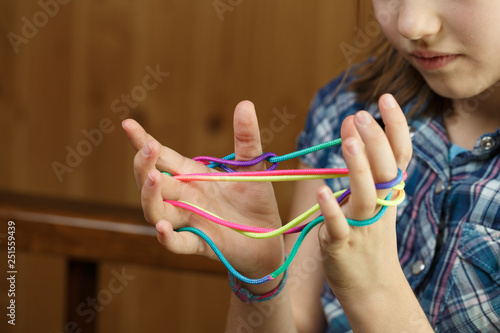 Obraz na płótnie Child playing classic string game, creating shapes w salonie