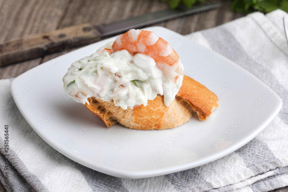 Tapas de ensaladilla con mayonesa y gambas Tapas de ensaladilla con mayonesa y gambas