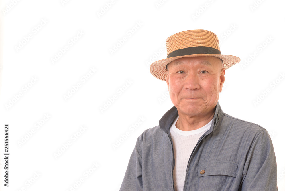 笑顔のシニアと麦わら帽子 笑顔のシニアと麦わら帽子