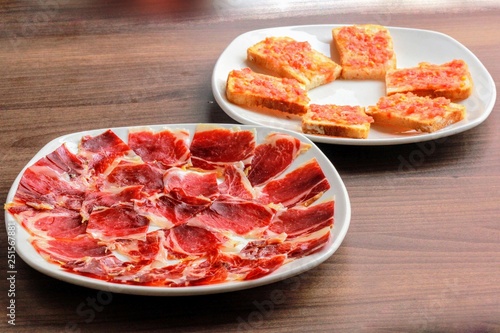 Plato jamón serrano ibérico con tomate