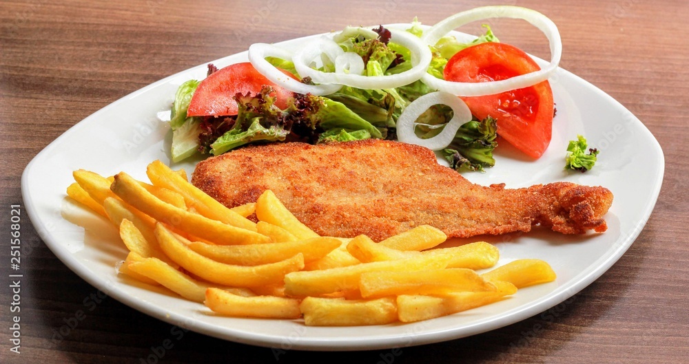 Plato combinado pollo rebozado con patatas y ensalada Plato combinado pollo rebozado con patatas y ensalada