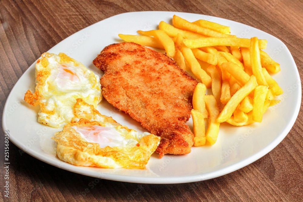 Plato combinado pollo rebozado con patatas y huevo Plato combinado pollo rebozado con patatas y huevo