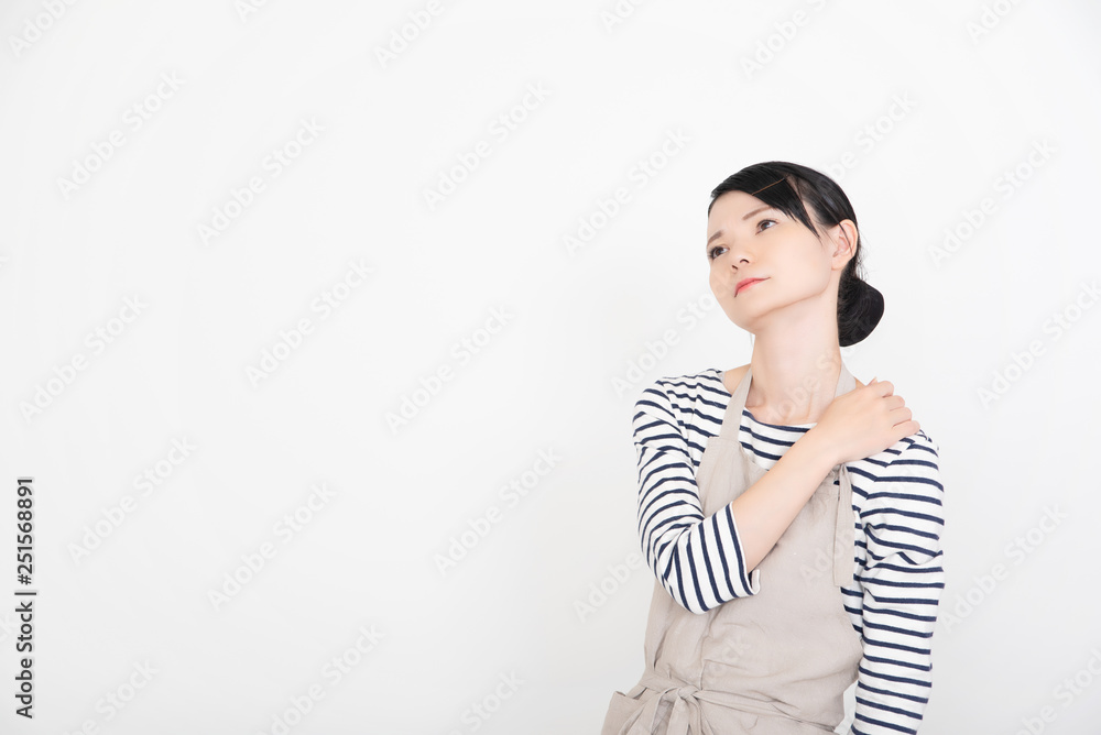 エプロンの女性