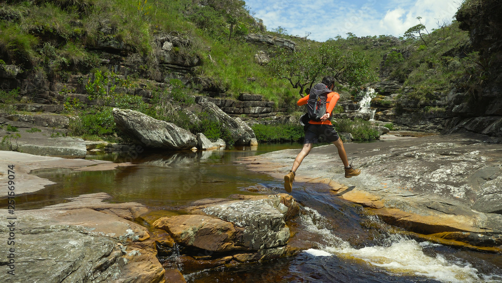 Obraz premium Man exploring nature with backpack and camera