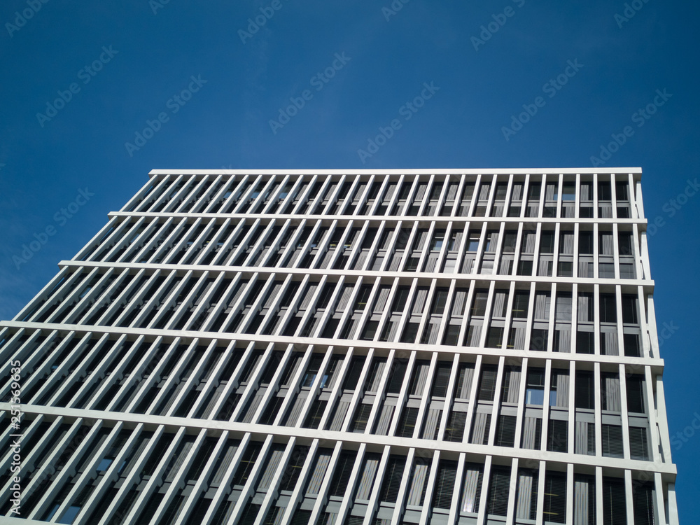 Fassade eines modernen Hochhauses. Blauer Himmel im Hintergrund. Fassade eines modernen Hochhauses. Blauer Himmel im Hintergrund.