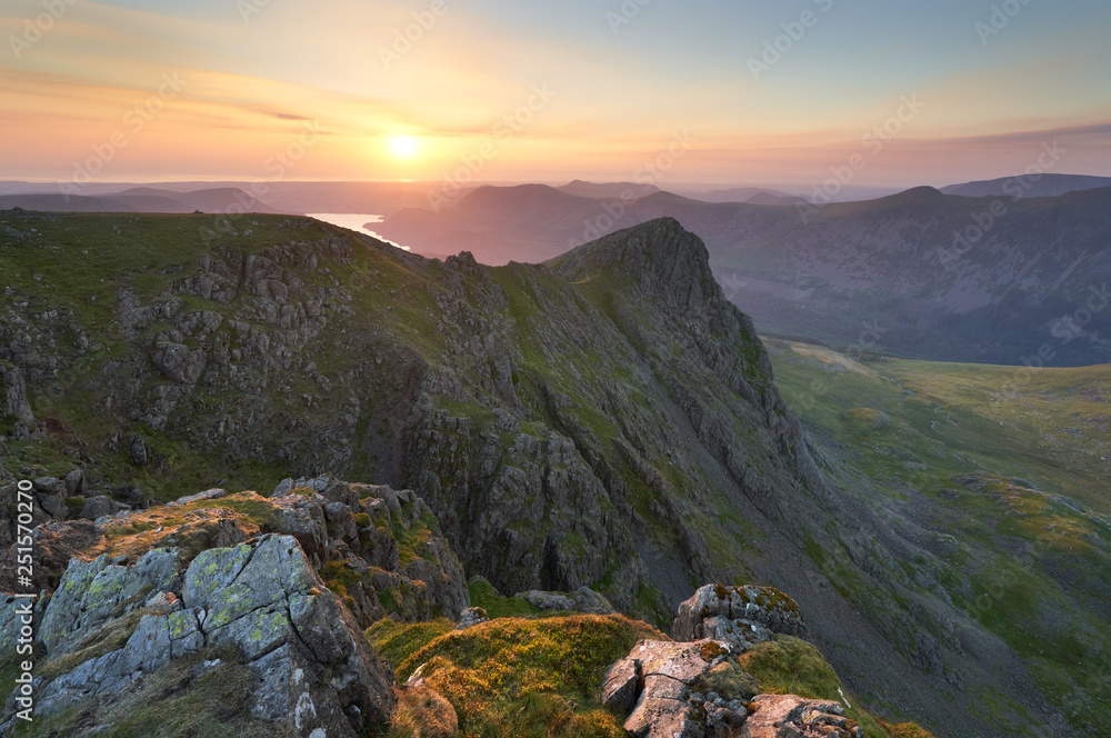 Φωτογραφία Sunset over Ennerdale Water from Scoat Fell with views of Steeple In the English Lake District, UK