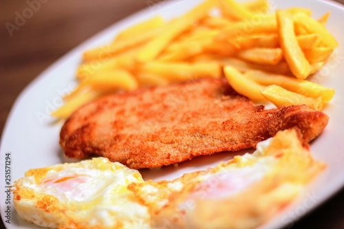 Escalope de ternera a la milanesa rebozado con patatas y huevo