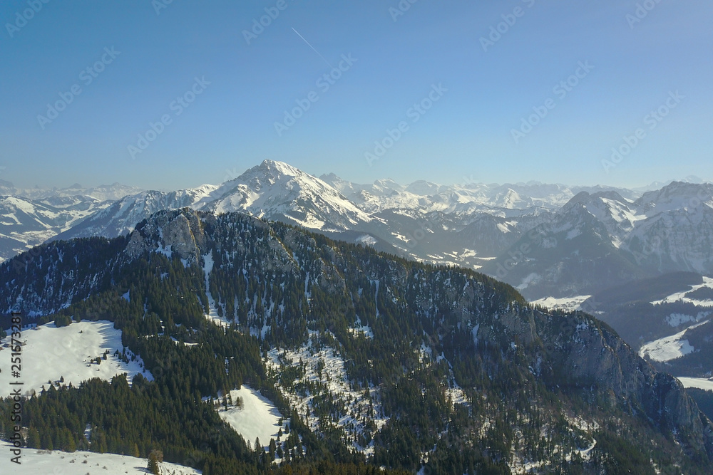 Sommet d'une chaine de montagne en Savoie