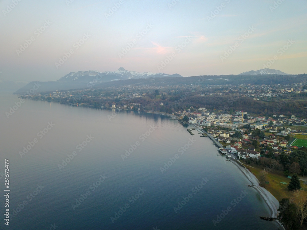 Vue sur le lac Léman et la ville d' Evian