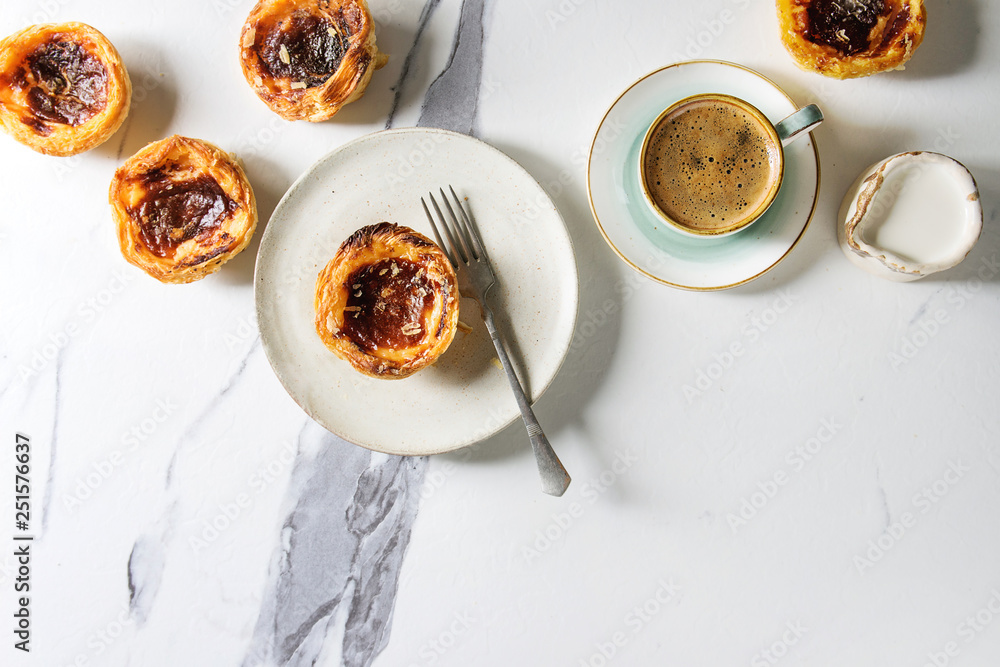 Φωτογραφία Traditional Portuguese egg tart dessert Pasteis Pastel de nata with cup of black coffee and jug of milk over white marble background