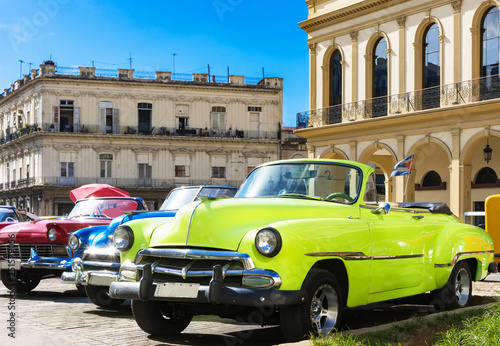 Farbenfrohe amerikanische Cabriolet Oldtimer parken in Linie in der Altstadt in Havanna in Cuba - Serie Kuba Reportage