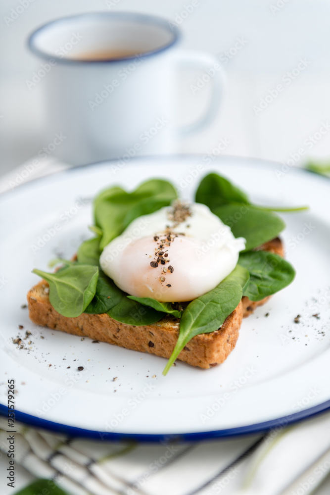 toast with spinach and egg
