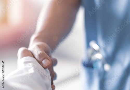 Photos Doctor surgeon handshaking with physician team or patient as ensure the confidence for good result healthcare with stethoscope in uniform