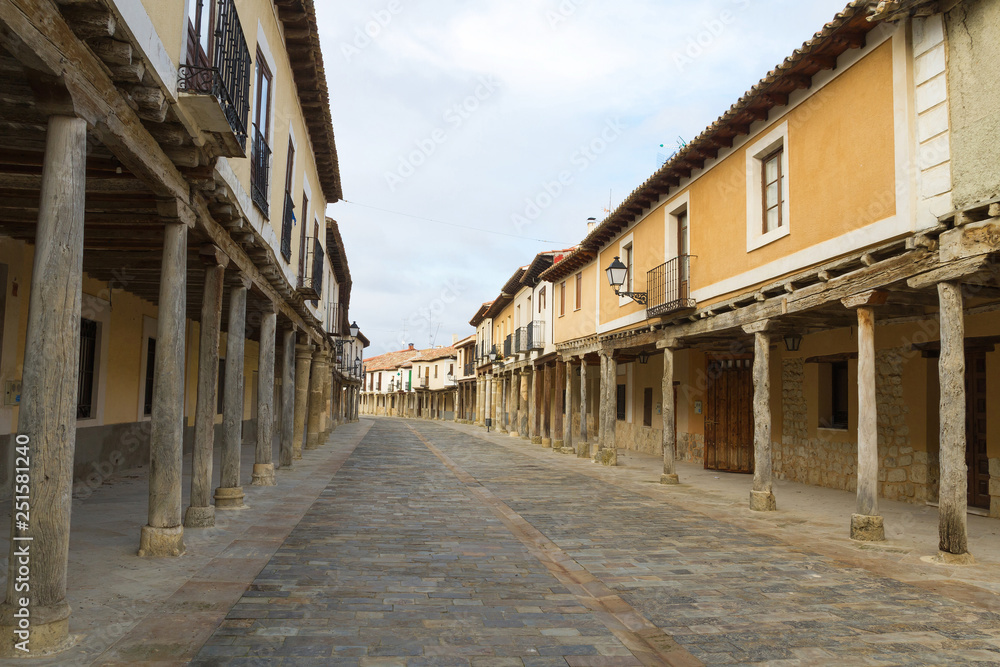 Vista de la calle principal del Pueblo de Ampudia en Palencia. España, con sus característicos soportales