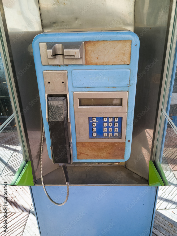 Antigua cabina de teléfono público sin servicio Antigua cabina de teléfono público sin servicio