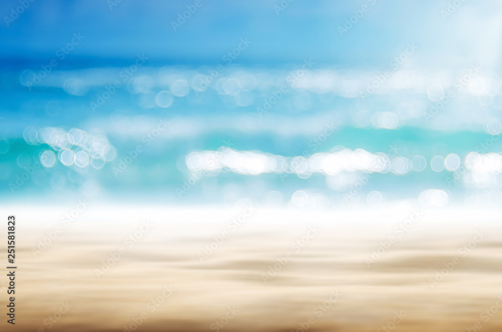 Fototapeta Zamazuje tropikalną plażę z bokeh słońca lekkiej fala abstrakta tłem.
