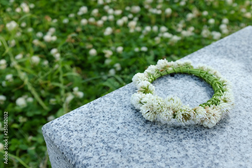 シロツメクサの花かんむり