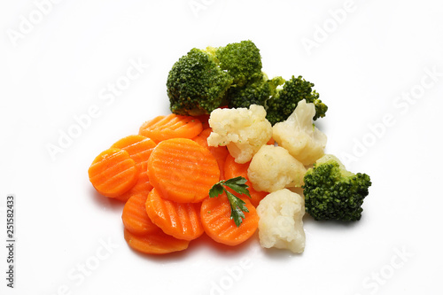 Warzywa gotowane , marchewka, brokuł, kalafior na białym tle.