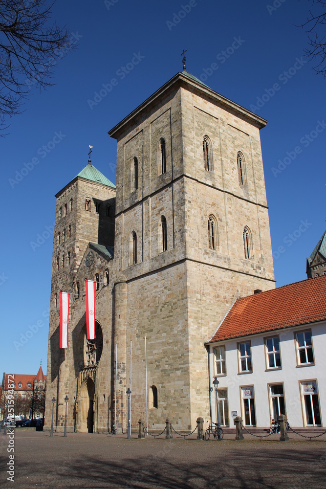 Der Osnabrücker Dom mit Fahnen