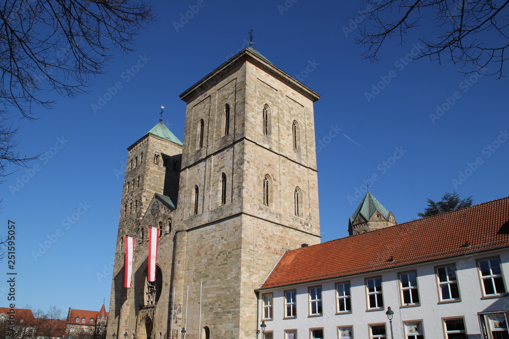 Der Osnabrücker Dom mit Fahnen
