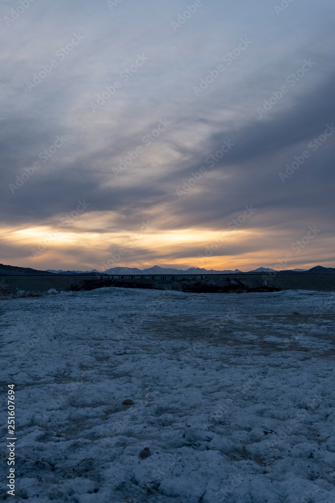 Obraz premium Sunset over salty desert 