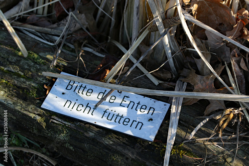 Schild mit Text, bitte die Enten nicht füttern