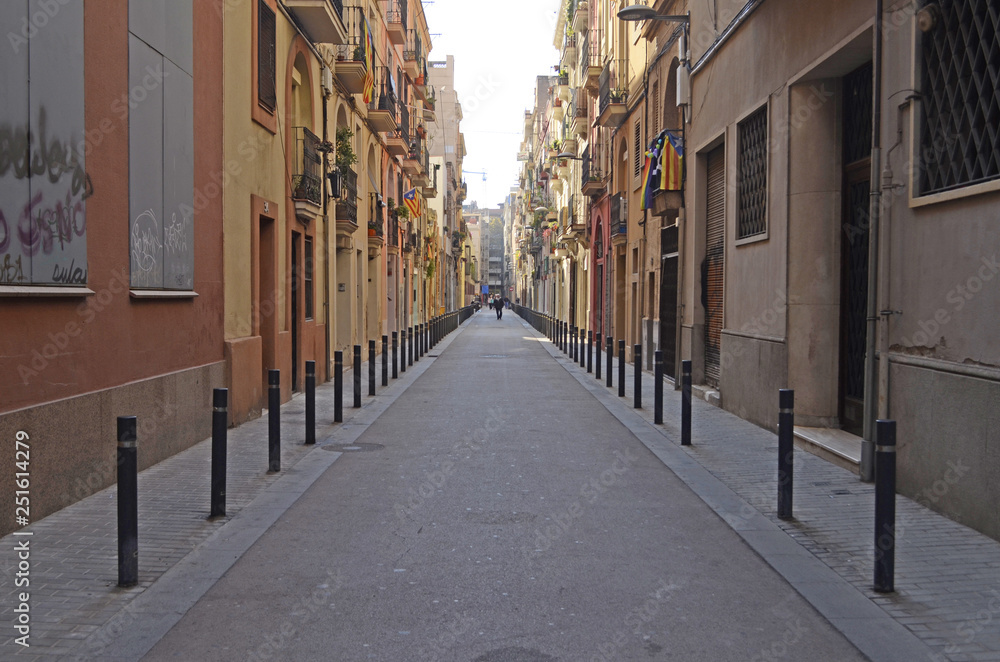 Fototapeta premium Stara ulica w mieście, Barcelona, Hiszpania