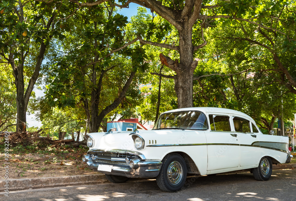 Amerikanischer weisser Oldtimer parkt in der Seitenstrasse in Havanna City Cuba - Serie Kuba Reportage