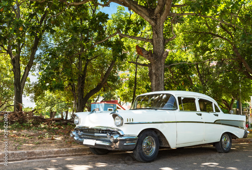 Amerikanischer weisser Oldtimer parkt in der Seitenstrasse in Havanna City Cuba - Serie Kuba Reportage © mabofoto@icloud.com