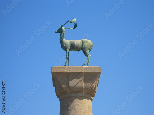 Hirsch Standbild, Statue