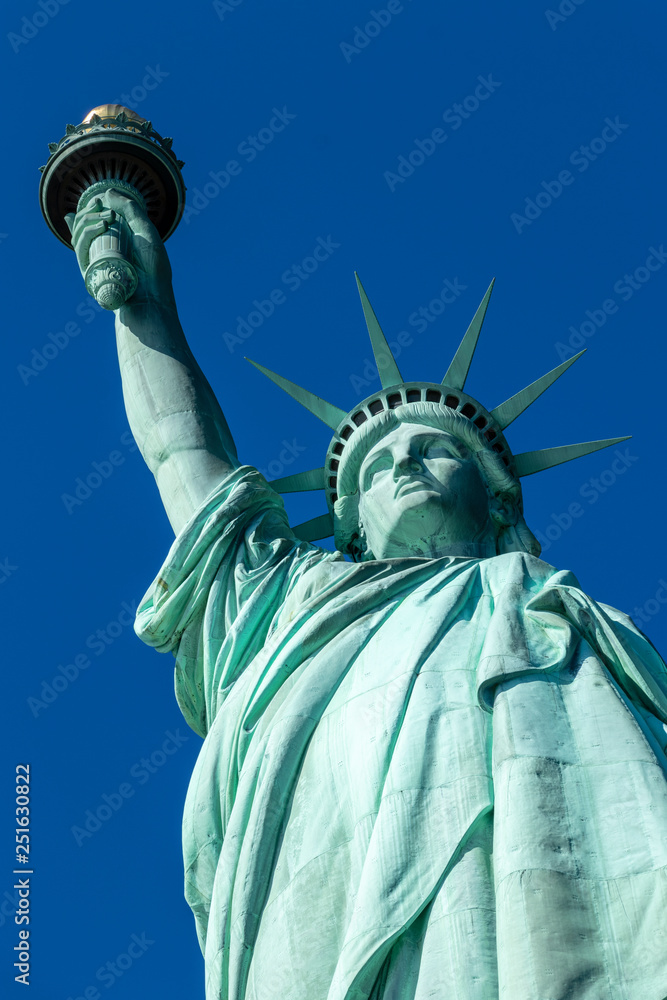 Fototapeta premium Freiheitsstatue mit blauem Himmel