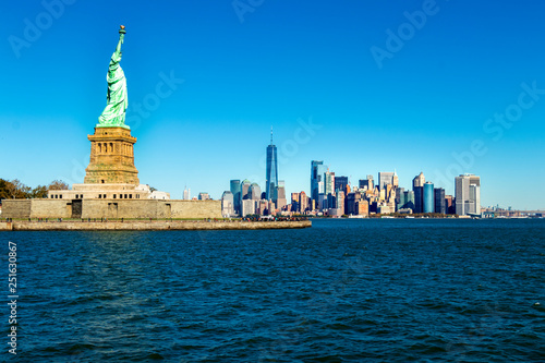 Freiheitsstatue mit Skyline New York