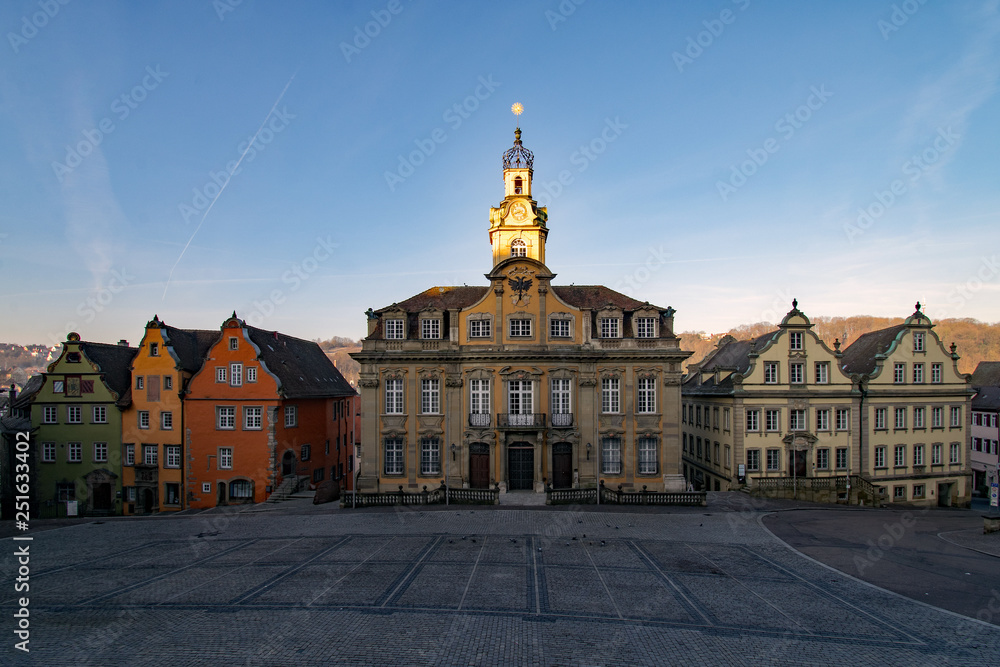Das alte Rathaus auf dem Marktplatz von Schwäbisch Hall in Baden-Württemberg, Deutschland 