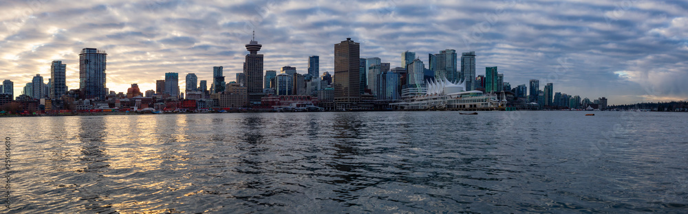 Obraz premium Vancouver, BC, Kanada - 24 grudnia 2018: Panoramiczny widok na nowoczesne centrum miasta podczas tętniącego życiem zimowego zachodu słońca.