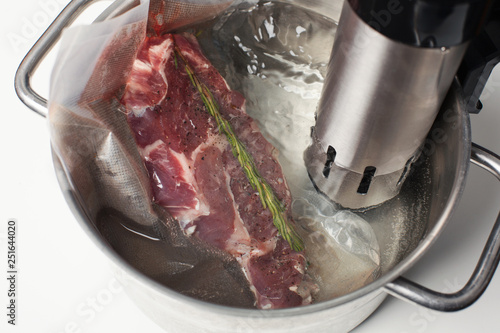 Sous vide cooking in pot 